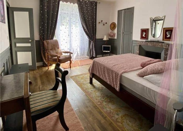 Peut être une image de moustiquaire, lit, chambre et intérieur